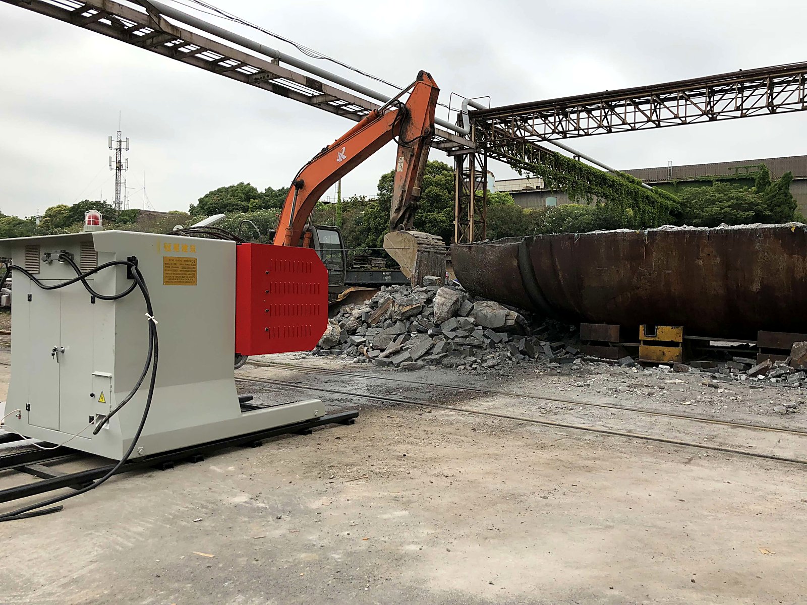 Steel furnace cutting with diamond wire