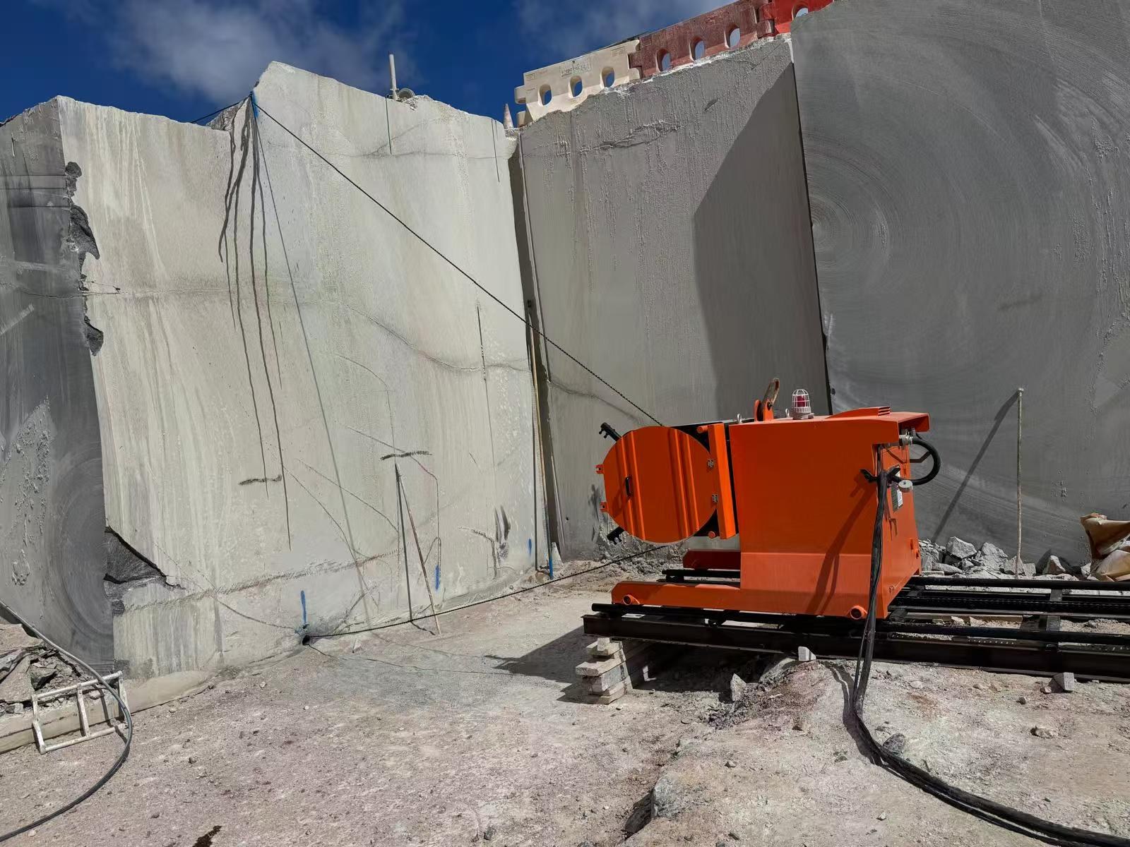 KEENOVA wire saw machine working a granite bench at a quarry site