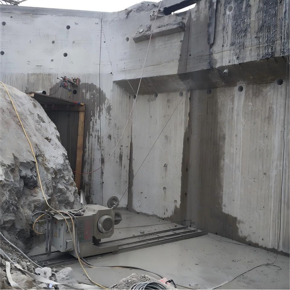 Wall sawing system for reinforced concrete cutting