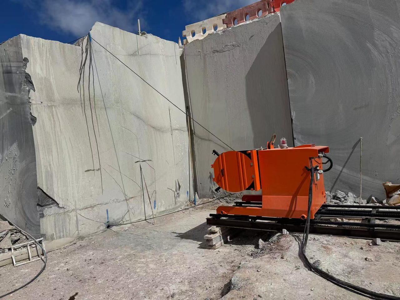 75kW wire saw machine cutting granite with G129 diamond wire